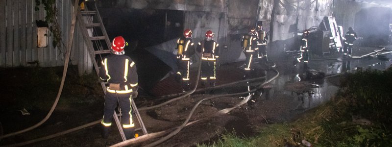 В Киеве на Подоле более 30 пожарных тушили склады