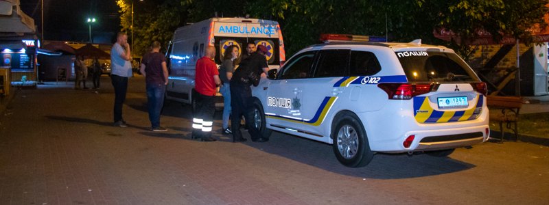 В Киеве в Гидропарке мужчина упал с лавочки и умер