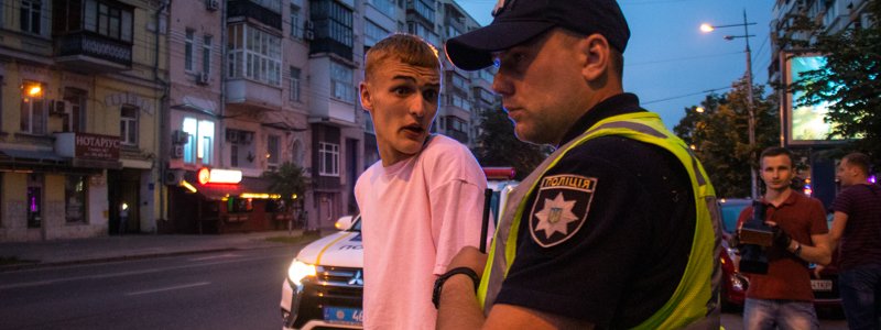 В центре Киева словили неадекватного студента, который с другом ограбили прохожего