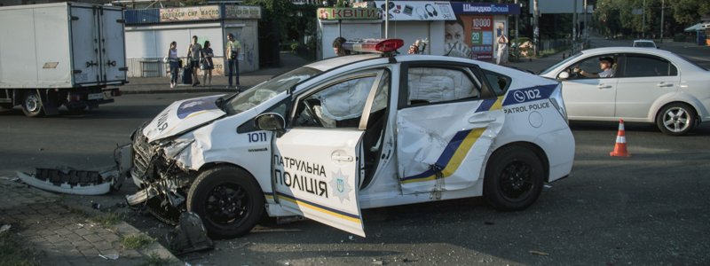В Киеве во время погони полицейский Prius столкнулся с Ford: пострадал патрульный