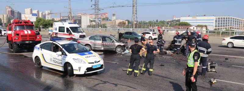 В Киеве возле Ocean Plaza столкнулись Skoda и Chevrolet: погибли четыре человека