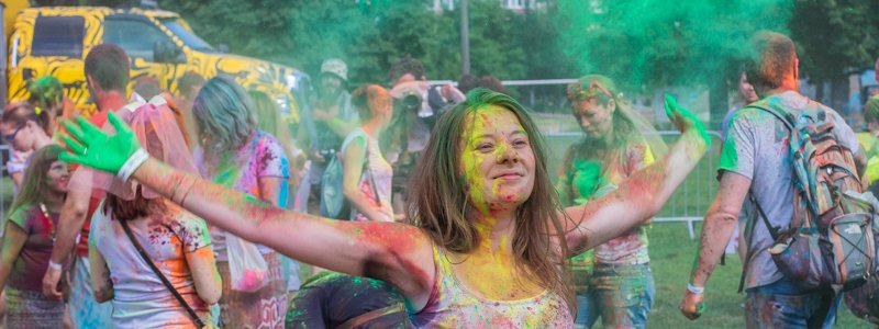 Чистым не остался никто: как на стадионе в Киеве прошел фестиваль красок Холи