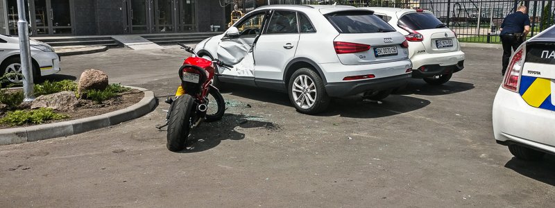 В Киеве на Осокорках мотоциклист насмерть разбился на парковке ЖК RiverStone