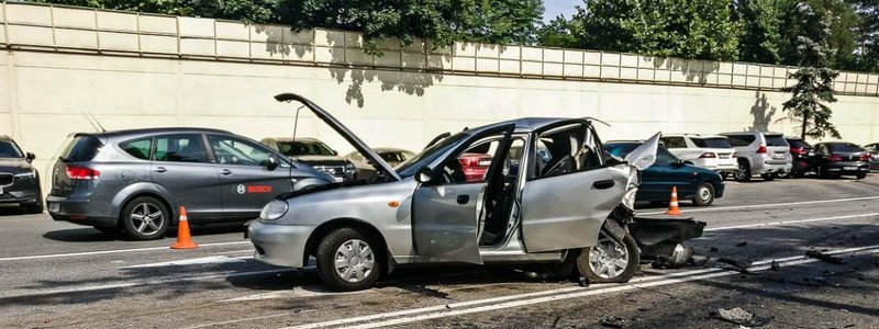 В Киеве на Столичном шоссе Volkswagen врезался в такси Lanos и вылетел на парковку: погибла девушка