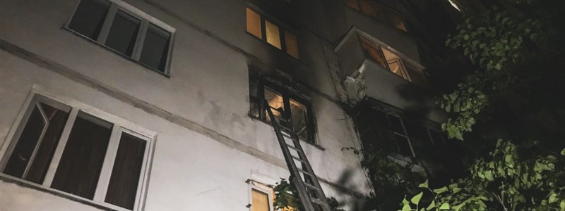 В Киеве на Лесном горела трехкомнатная квартира: жильцов дома эвакуировали