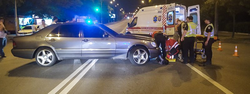 В Киеве на Васильковской мопед врезался в разворачивающийся Mercedes: пострадал пилот