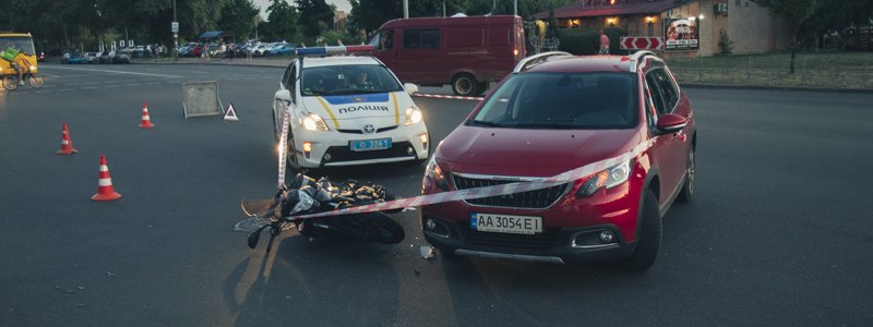 В Киеве напротив Silver Breeze мотоциклист влетел в Peugeot