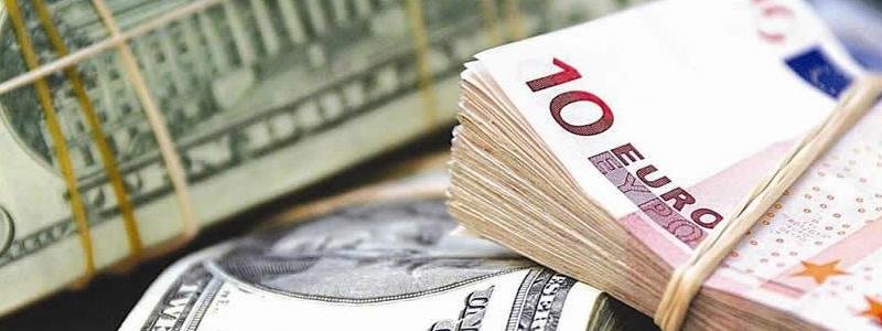 В Україні офіційно скасували обов'язковий продаж валютної виручки: як це вплине на економіку країни