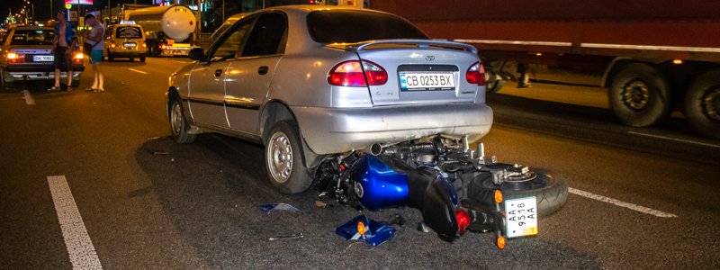 В Киеве на Окружной мужчина "загнал" мотоцикл под Lanos и отлетел в другой автомобиль