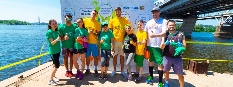 В Киеве звезды спорта очистили Днепровскую набережную от мусора