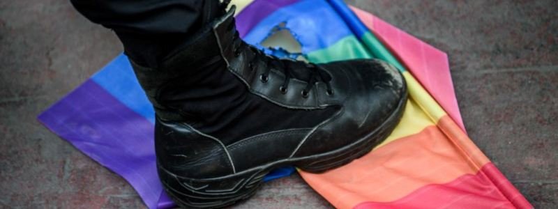 Били ногами и задували газом: в Киеве напали на активистов ЛГБТ-движения