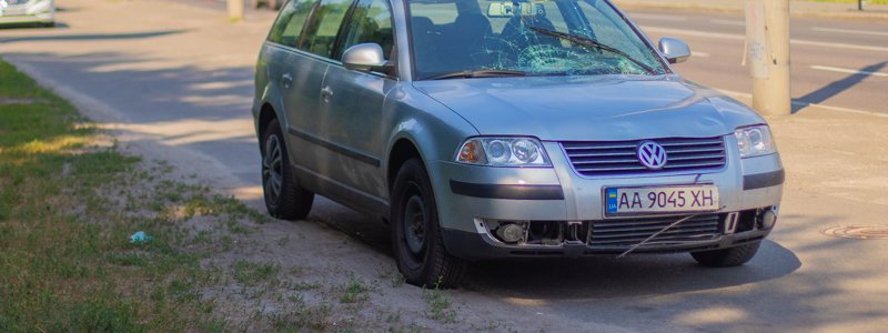 В Киеве Volkswagen сбил двух девушек на переходе и уехал