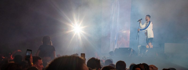 Сумасшедшие слэмы, пиротехника и песни у костра: как прошел концерт Макса Коржа в Киеве