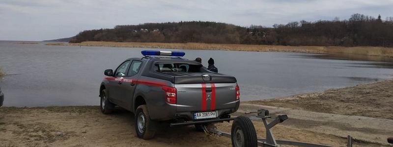 В Киеве на Оболони из озера достали тело мужчины