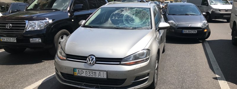 В Киеве доставщик Glovo на мопеде после ДТП разбил стекло Volkswagen и пытался удрать