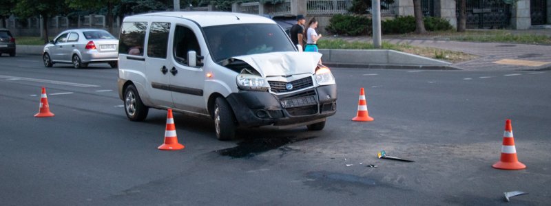 На Воздухофлотском проспекте в Киеве столкнулись Fiat и Land Cruiser