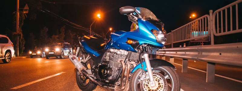 В Киеве на "Житомирской" мотоциклист зацепил Hyundai и упал: байкер скончался в "скорой"