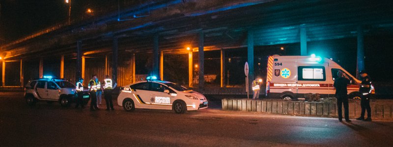 В Киеве мужчина спрыгнул с моста на оживленный проспект и умер в "скорой"