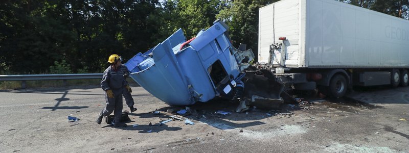Под Киевом на Житомирской трассе грузовик DAF врезался в фуру: водитель грузовика погиб