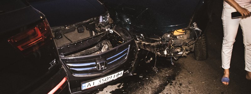 В Киеве на Демеевке женщина протаранила припаркованные машины: видео момента аварии