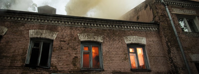 В центре Киева горело двухэтажное здание: над городом поднялся столб дыма