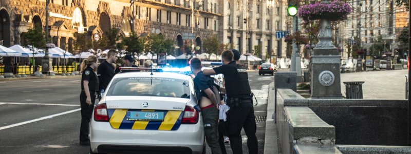 В центре Киева пьяные парни после массовой драки напали на патрульных