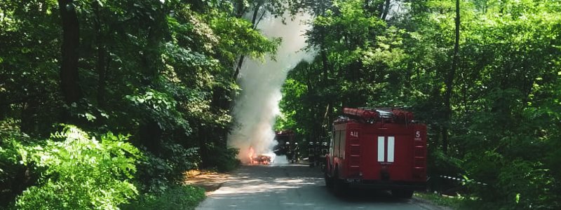 В Киеве на ходу вспыхнула Skoda и сгорела дотла