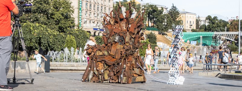 В Киеве на Майдане установили "Железный трон": кому на нем можно посидеть