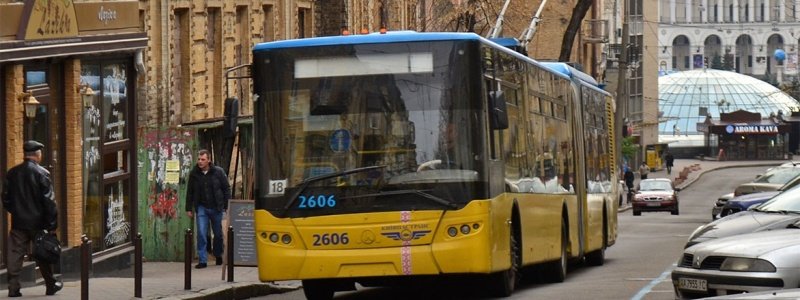 Возле метро "Печерская" в Киеве пьяный мужчина вывалился из троллейбуса