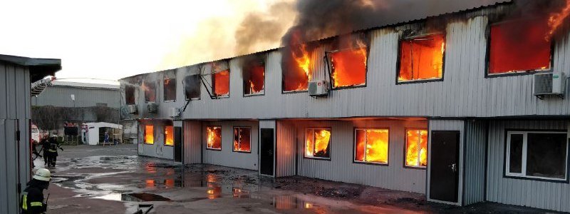 Появилось видео начала и первых минут пожара на складах под Киевом