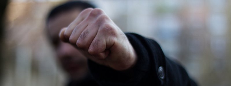В Киеве безработный сын регулярно издевался и избивал свою мать
