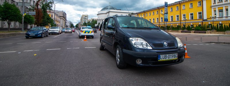 В центре Киева Renault поворачивал на запрещающий знак и столкнулся с Mercedes: четверо людей пострадали