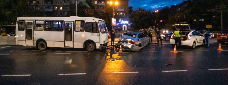 В Киеве на Телиги BMW вылетел на встречную полосу и протаранил автобус с пассажирами