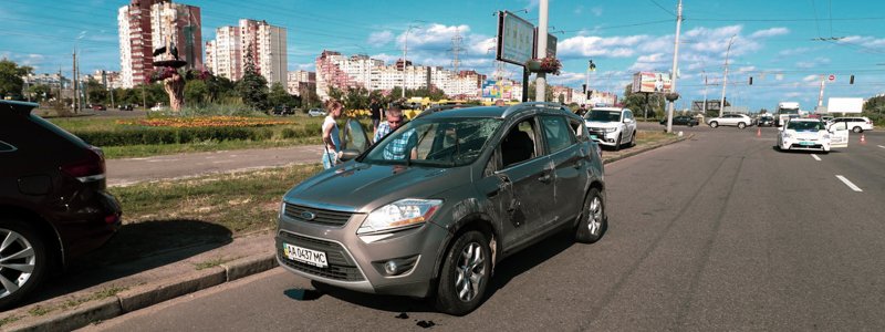 В Киеве на Ватутина Toyota перевернула Ford: людей из салона доставали патрульные