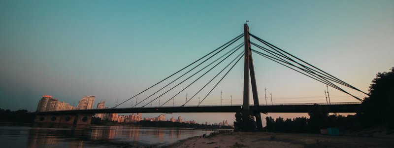 Просыпающийся великан: как в Киеве выглядит Северный мост в первых лучах июльского солнца
