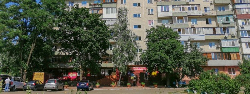В Киеве на Лесном массиве 4-летний мальчик выпал с балкона девятого этажа