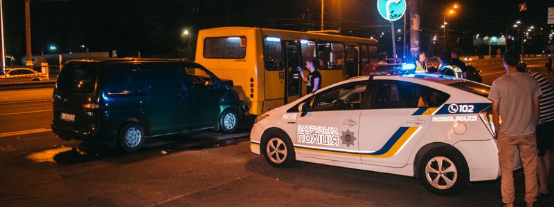 В Киеве Hyundai влетел в автобус с пассажирами и загорелся