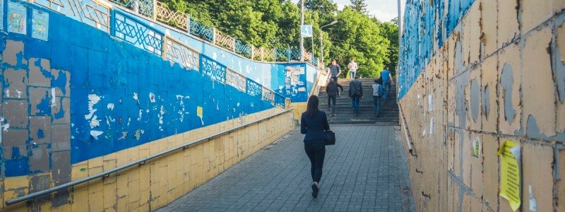 В Киеве закрыли подземный переход на ВДНГ: как обойти
