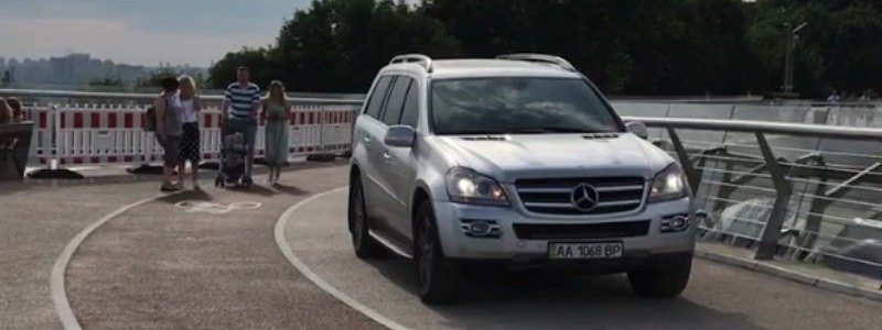 В Киеве водитель Mercedes выехал на велосипедно-пешеходный мост: нарушителю выписали штраф