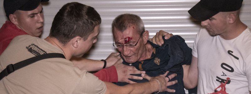 На бульваре Перова в Киеве активисты задержали вора, который пытался ограбить женщину