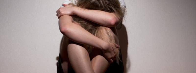 В Киеве на Оболони двое мужчин изнасиловали потерявшую сознание девушку