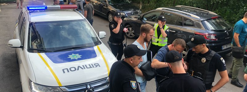 В Киеве на Лыбедской мужчины в масках стреляли и забрали более миллиона гривен