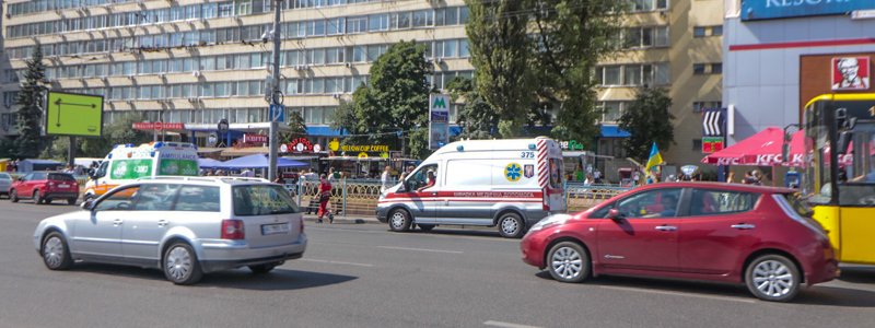 В центре Киева таксист на Volkswagen влетел в Skoda: пострадала женщина-пассажир, образовалась тянучка
