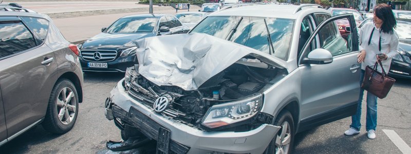 В Киеве из-за приступа эпилепсии водитель Volkswagen протаранил три автомобиля