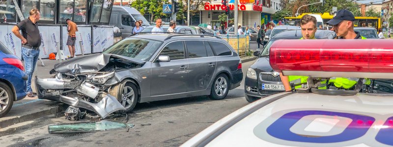 В центре Киева BMW лоб в лоб влетел в Opel: движение транспорта затруднено