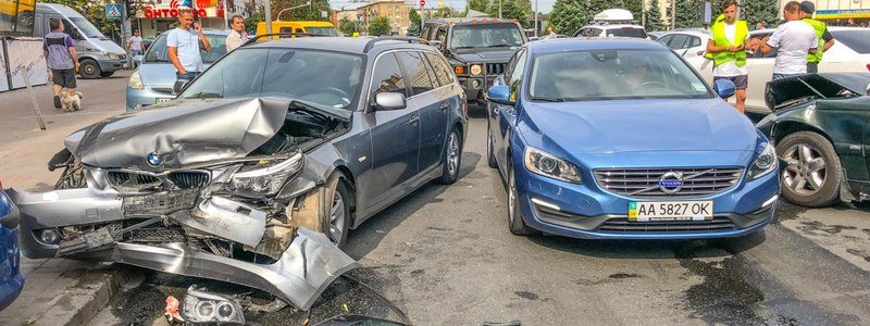 Лобовое столкновение Opel и BMW в центре Киева: видео момента аварии