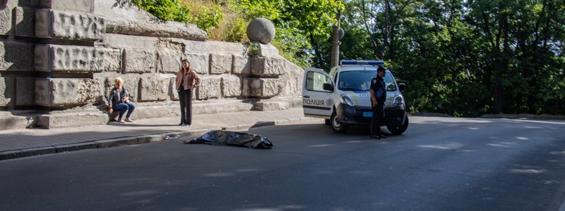 В Киеве мужчина прыгнул с Моста влюбленных на проезжую часть