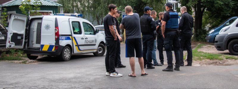 В Киеве мужчина высадил больше обоймы по троим парням: один человек ранен