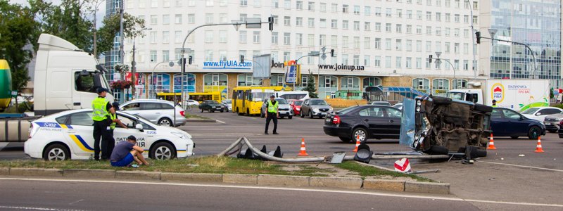 В Киеве на Бориспольской ВАЗ снес светофор и перевернулся: пострадали два человека