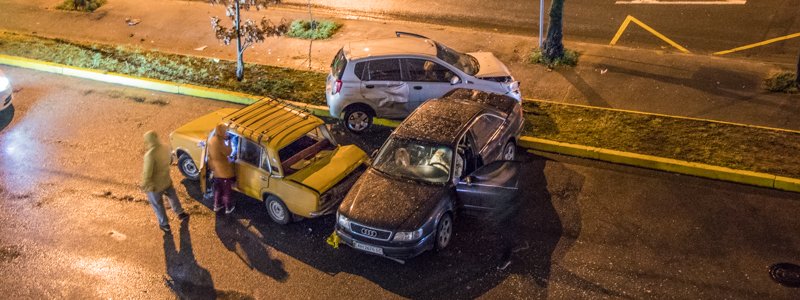 В Киеве Chevrolet вылетел с дороги и протаранил припаркованные авто